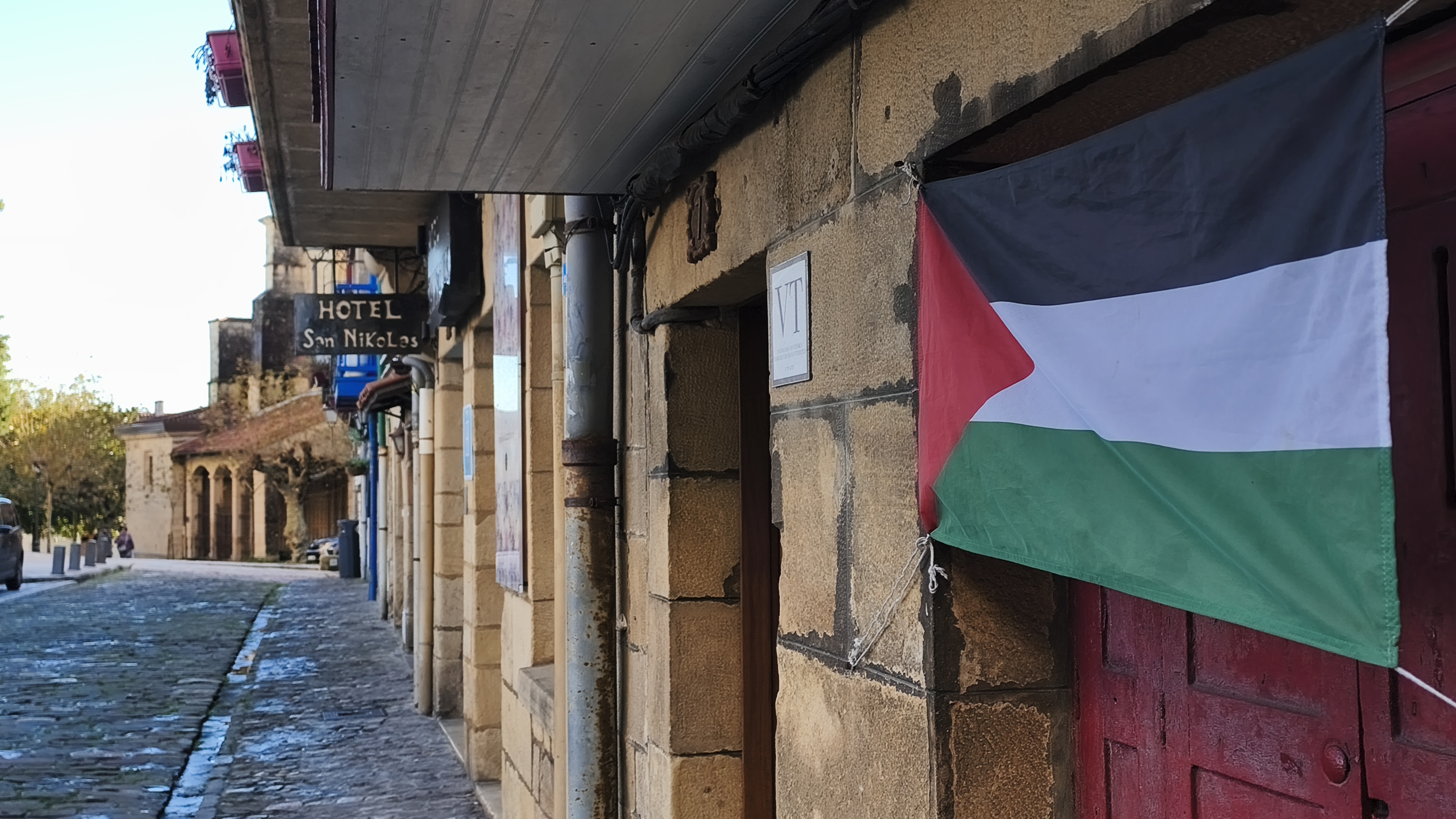 Calle de Hondarribia donde se ve una bandera palestina