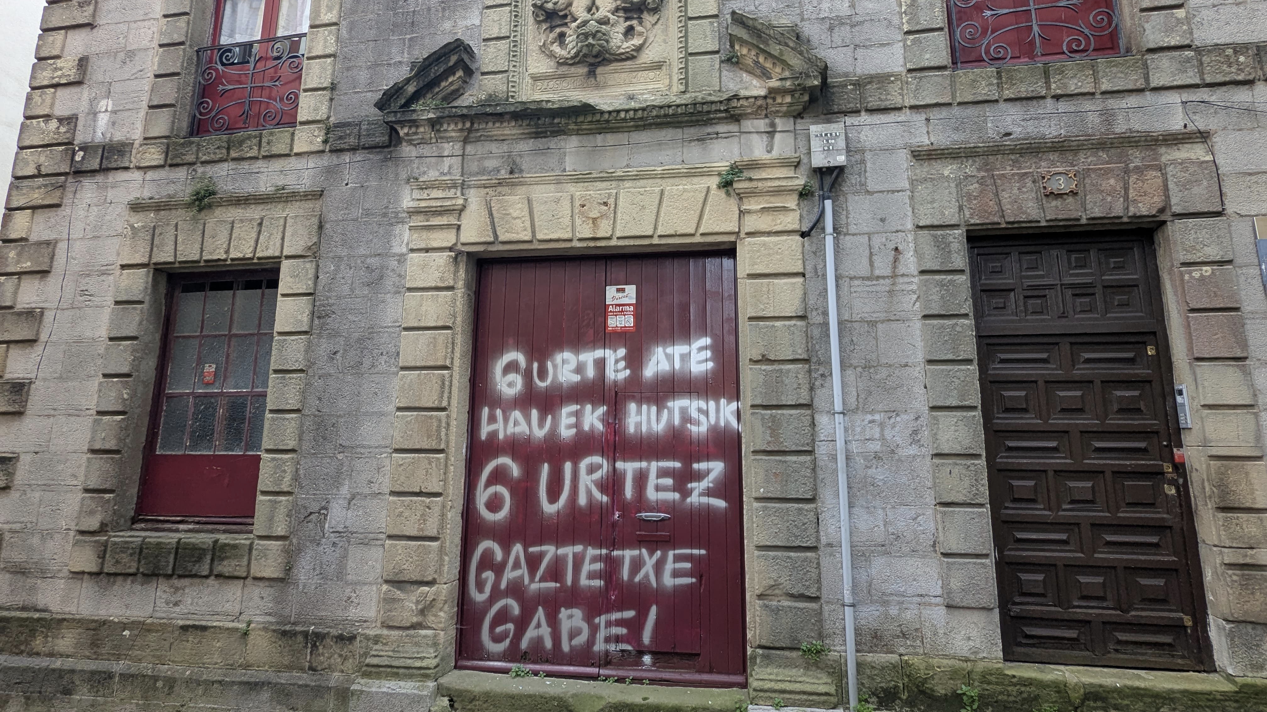 Pintada en la puerta del palacio de Egiluz