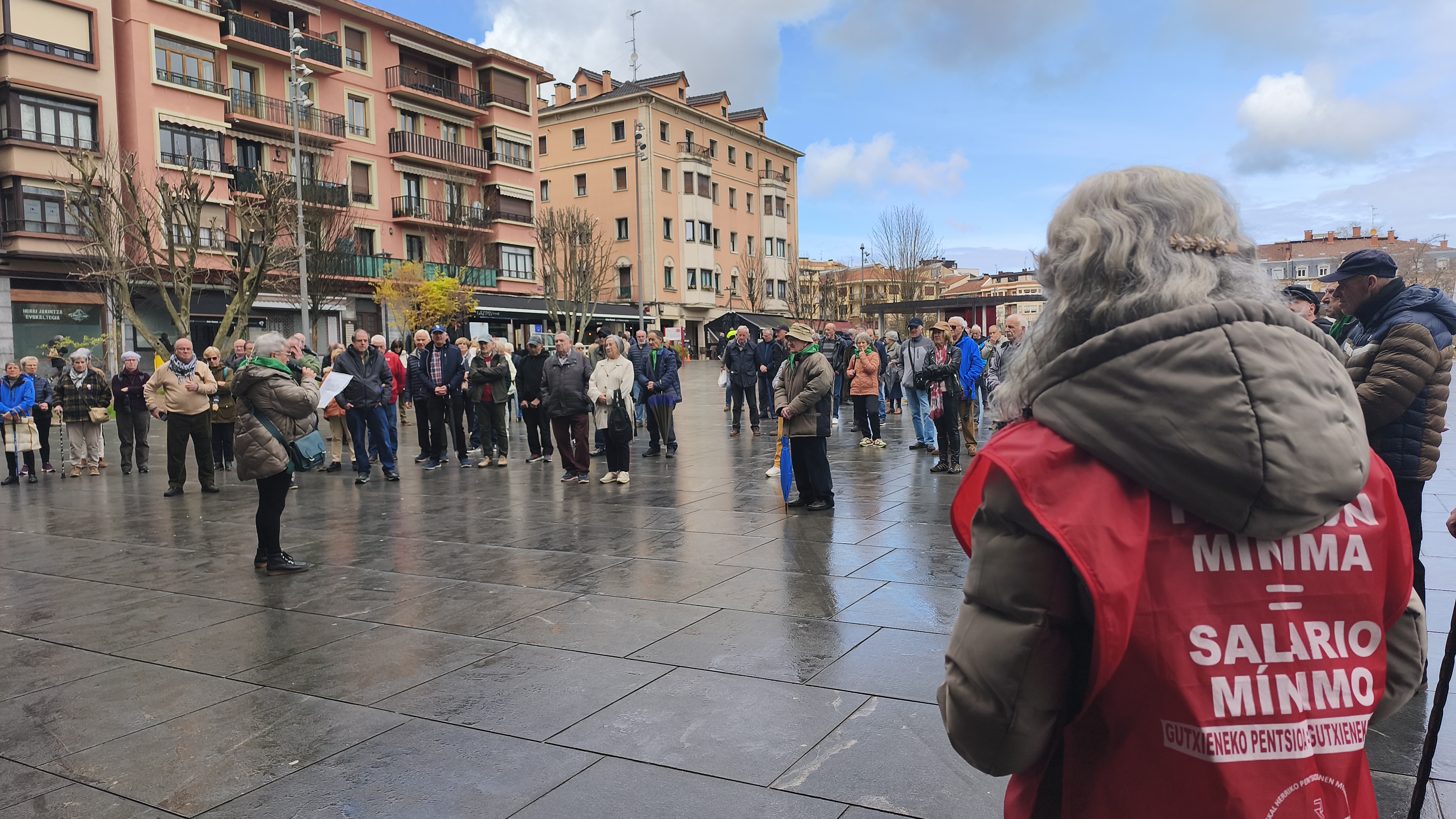 Pentsionisten elkarretaratzea San Juan plazan