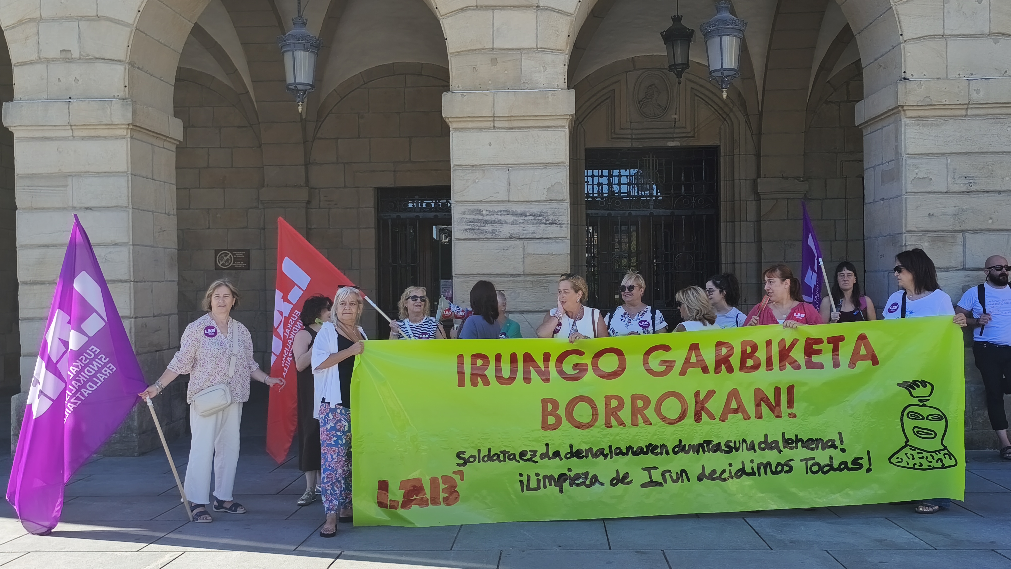 Concentración laboral delante del Ayuntamiento de Irun